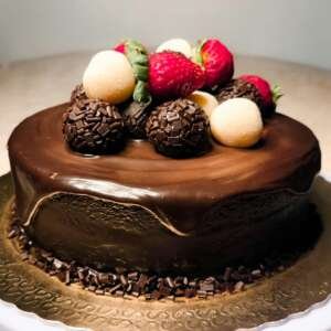 Red Velvet Berries Cream Cake